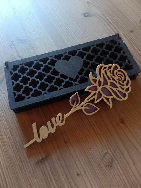 Holzbox mit Herz und Rose mit Love